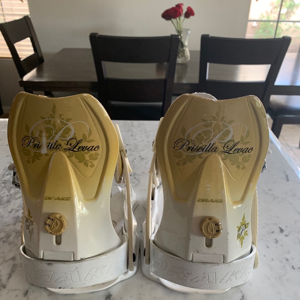 Women’s Drake snowboarding bindings 🏂